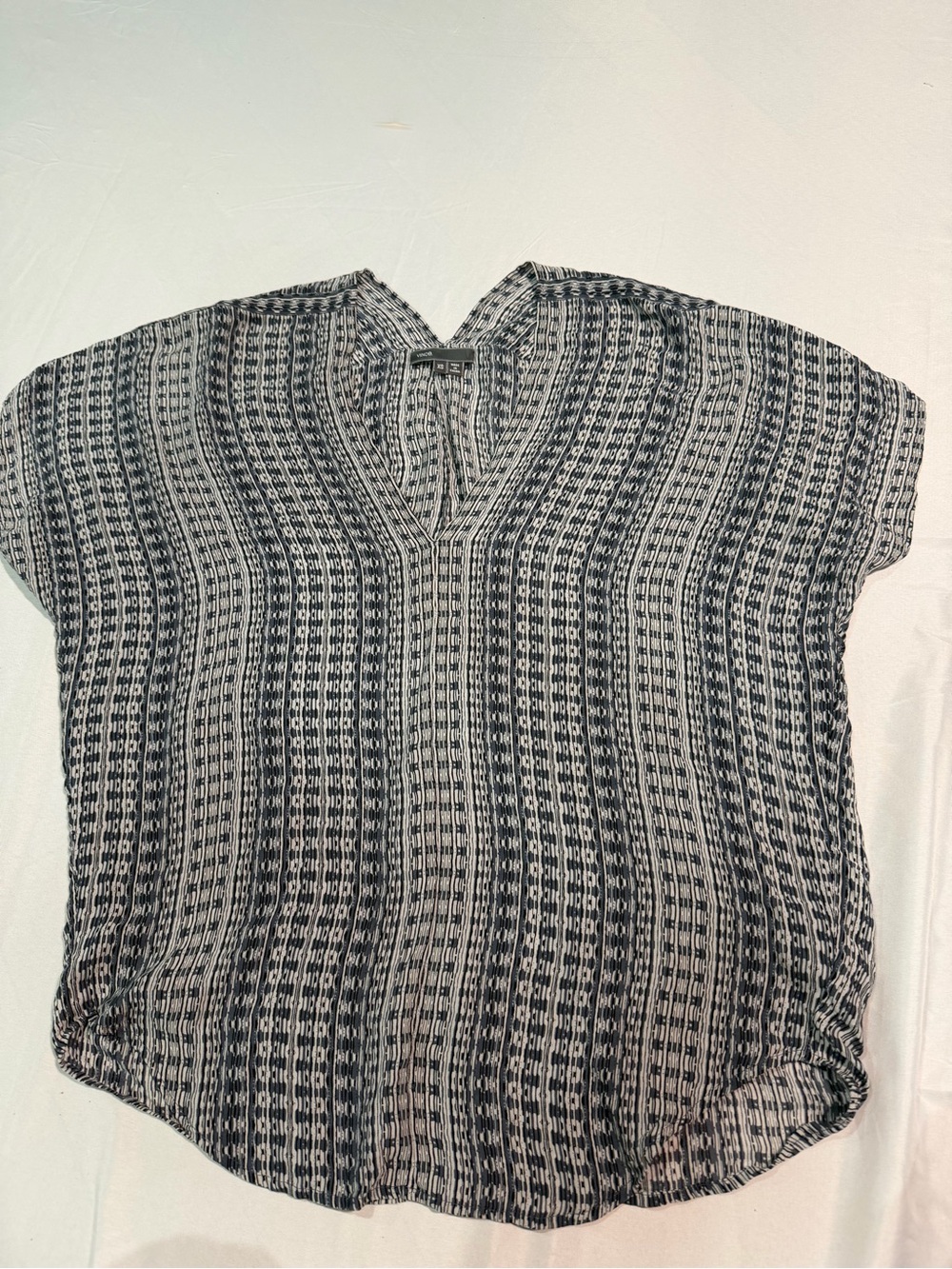 Vince Black and White Patterned V-Neck Blouse size xs